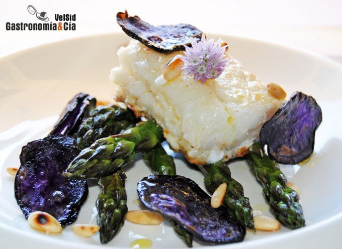Bacalao con espárragos y chips de patata violeta