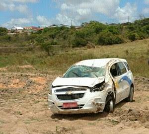 Táxi capotou e desceu ribanceira após motorista perder controle do veículo (Foto: PRF/Divulgação)