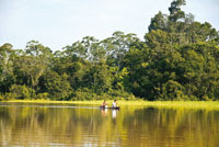 El principal medio de transporte en la Amazonia es el fluvial. Para el desplazamiento individual o de pequeños grupos se utilizan canoas llamadas peque. Las grandes embarcaciones movilizan carga y pasajeros.
