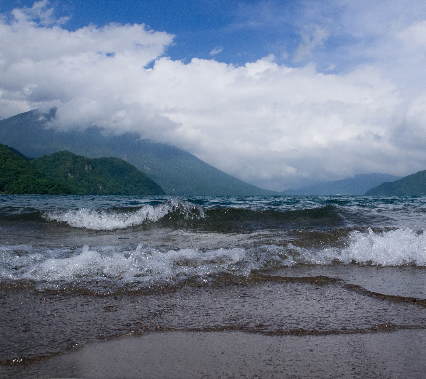 中禅寺湖の水面 スマートフォン無料壁紙 1440 1280 Android向け