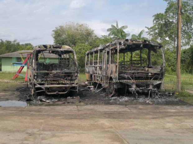 Ônibus foram incendiados por vândalos em Rio Preto da Eva, no Amazonas, na madrugada desta terça-feira (Foto: Wesley Lira/TV Amazonas)