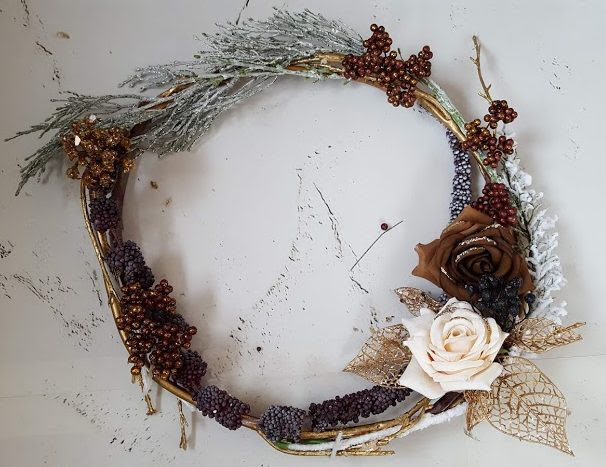リース 秋のイメージで造花を使った作り方 リース台なしで簡単手作り 花づくし 色々なお花を楽しみつくします