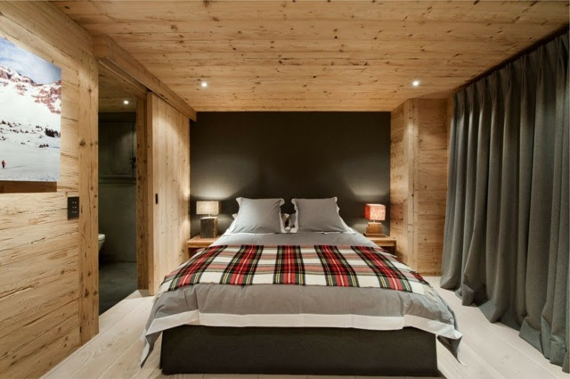 Style chalet de montagne gr  ce au lambris en bois dans la chambre