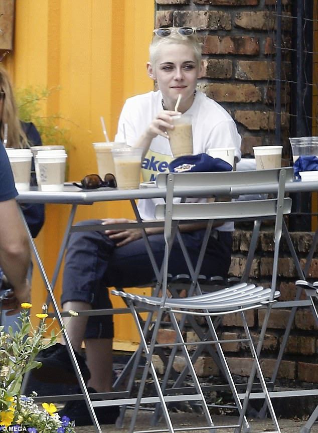  Hậu chia tay Robert, Kristen Stewart nụ cười cuối cùng tái khám phá có hạnh phúc - Ảnh 6. "title =" Đăng độ phân giải Robert, Kristen Stewart có cuối cùng hạnh phúc một lần nữa tìm thấy nụ cười - Ảnh 6. "rel = = "lightbox" PHOTOID "7f9ea540-2c87-11e7-94dd-f5fb809058d1" type = "ảnh" style = "max-width: 100%;" dữ liệu ban đầu = "http://ift.tt/2oHXIe7 -image-m-15-1493403392233-1493434596708.jpg "width =" "height =" "> </div> <div class=