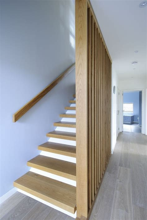 treppenhaus mit hellem holz und weisser wand gelaender