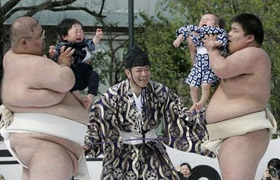 Diadakan setiap tahun, di Kuil Sensoji, di Tokyo. Festival ini adalah tradisi 400 tahun. Pegulat sumo amatir memegang bayi tinggi di udara, dan mencoba untuk menakut-nakuti mereka hingga menangis.