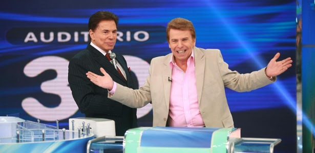 Silvio Santos recebe o apresentador Nelson Rubens em seu programa