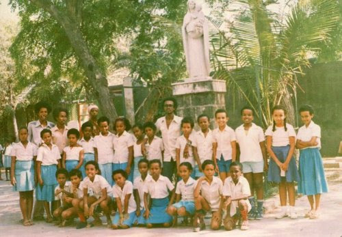Somali school children in Somalia. The kids uniforms are very Somali ( in terms of colors I mean). Their teacher looks hip too. I wonder what happened to this generation of children who enjoyed education, peace, and opportunities non existent today in Somalia. 