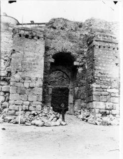 Restauración de la Puerta de Alcántara en los años 60. Archivo Rodríguez
