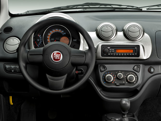 Interior tem linhas mais arredondas, que lembram o Fiat 500