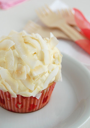 Coconut cupcakes with white chocolate icing / Cupcakes de coco com cobertura de chocolate branco