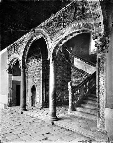 Escalera del Hospital de Santa Cruz hacia 1880. Fotografía de Levy