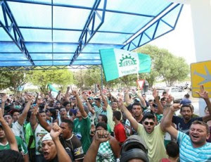 Torcida recepciona Icasa no aeroporto de Juazeiro do Norte (Foto: Normando Sóracles/Agência Miséria de Comunicação)