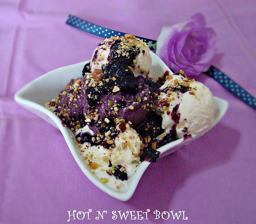 Blueberry sundae