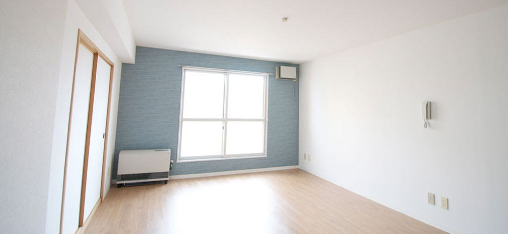 水色 リビング1面 と白のレンガ調のアクセントクロスの部屋