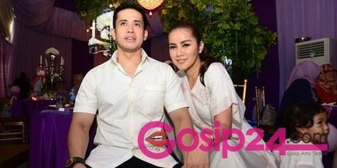 Foto: Ini Klarifikasi Olla Ramlan & Aufar, Diterjang Isu Perselingkuhan http://ift.tt/20kt43r - Berita Terkini Olla Ramlan Terbaru Hari Ini -Akhir tahun kemarin rumah tangga Olla Ramlan dan Aufar Hutapea benar-benar diuji. Bagaimana tidak, Aufar digosipkan berselingkuh setelah beredar video ia tengah dugem dengan wanita bernama Sevira di salah satu club di kota Medan.