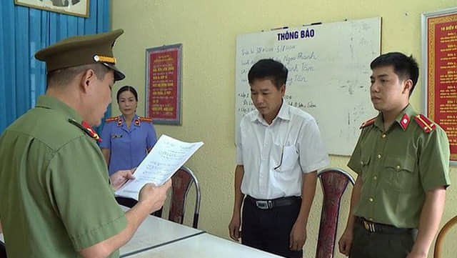  Ông Trần Xuân Yến, Phó Giám đốc Sở GD&ĐT tỉnh Sơn La (áo trắng), nghe tống đạt quyết định khởi tố bị can trong vụ án nâng điểm thi THPT Quốc gia 2018 tại Sơn La. Ảnh: TL 