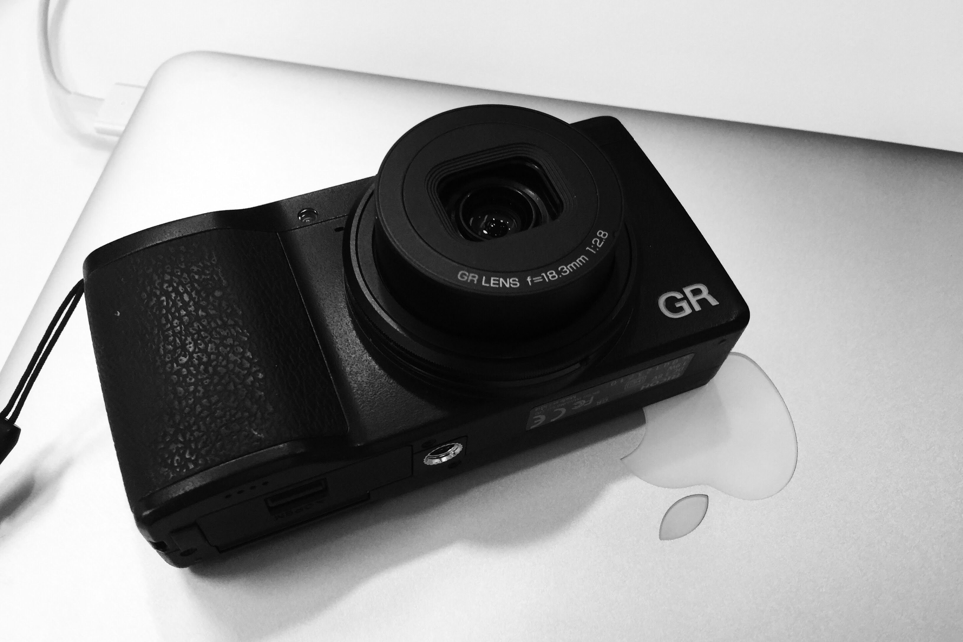 モノクロ撮影は Ricoh Grかiphoneアプリ Vint B W で 記憶カメラ