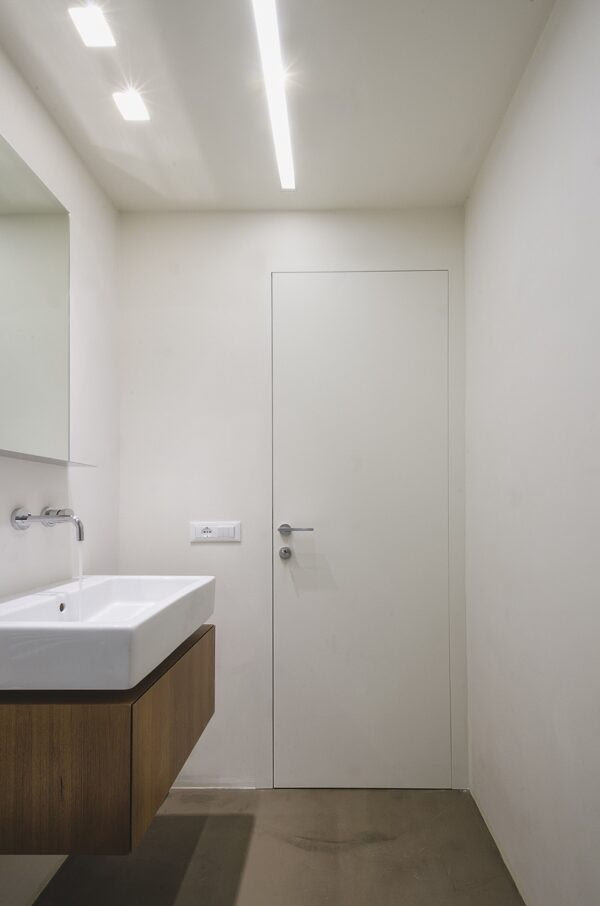 wood-and-white-bath