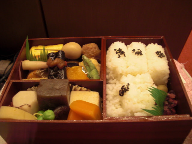 演舞場のお弁当です シラネパック 宝石会社様用 ビニール製品販売 抜き型枠販売 ハードボード販売 さくらんぼ500g800g1kg化粧箱ウレタン付き販売