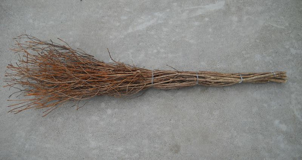 柴箒を買いました 毒沢からのロハスな便り