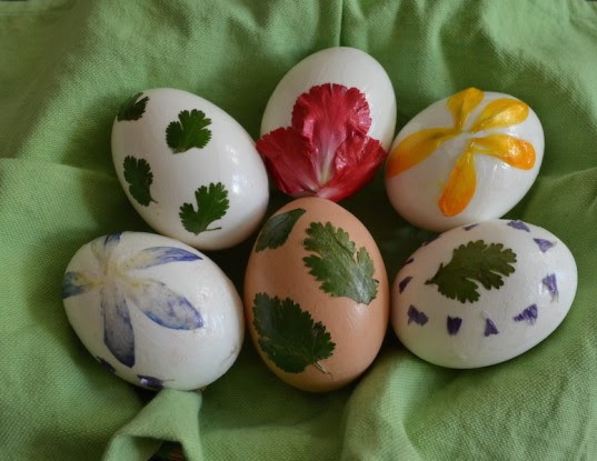 Decorate Easter eggs with flowers
