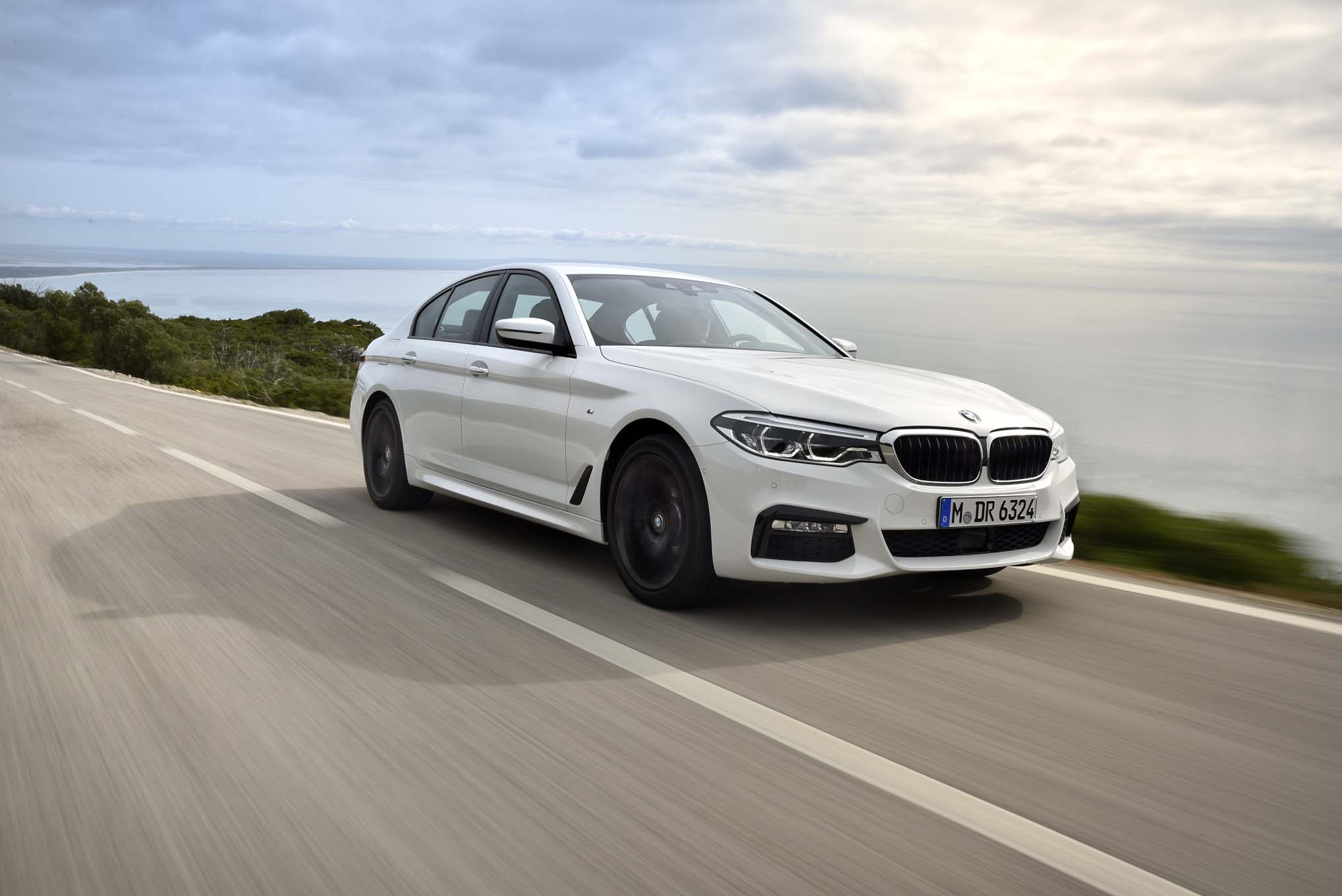 2017 BMW 540i front three quarter in motion 03