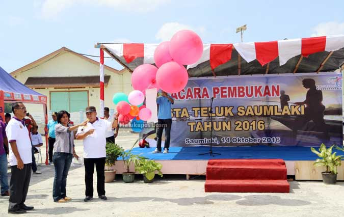 Saumlaki, Malukupost.com - Pemerintah Daerah Maluku Tenggara Barat hari ini resmi membuka seluruh rangkaian kegiatan menyongsong Hari Ulang Tahun (HUT) Kabupaten MTB yang ke-17, serangkaian lomba yang disebut sebagai pesta teluk Saumlaki ini bertemakan: Cinta Bahari, Cinta negeriku. Acara pembukaan dilaksanakan Jumat (14/10) pagi yang bertempat di areal pelabuhan laut Saumlaki, dengan menghadirkan para perwakilan dari 6 kecamatan untuk mengikuti lomba Perahu Kumal dari Kecamatan Tanimbar Selatan, Wertamrian, Molu Maru, Nirunmas, Wuarlabobar dan Yaru, sementara 4 kecamatan lainnya seperti Selaru, Wermaktian, Kormomolin dan Tanimbar Utara tidak hadir. Kepala Dinas Pariwisata dan Ekonomi kreatif Kabupaten Maluku Tenggara Barat, Mynrik Batlolona selaku ketua panitia pelaksana mengatakan bahwa sebagai daerah kepulauan, MTB banyak memiliki potensi dan kekayaan alam khususnya kekayaan alam laut yang memiliki keunikan tersendiri, dengan demikian pesta teluk Saumlaki tahun ini memberikan semangat dan dorongan untuk tanggung jawab besar seluruh komponen masyarakat di daerah tersebut untuk menjaga, memelihara dan memanfaatkan kekayaan alam laut bagi kepentingan bersama. “Maksud dan tujuan dari kegiatan ini adalah memperingati HUT Kabupaten MTB yang ke-17 tahun 2016, dan disisi lain, penyelenggaraan pesta teluk Saumlaki merupakan ajang promosi pariwisata daerah khususnya pariwisata bahari, sebagai urutan ke-3 dalam perolehan devisa maupun dari penyerapan tenaga kerja,” ungkapnya. Menurut Batlolona, pesta teluk Saumlaki diharapkan dapat memperkenalkan, menggali dan mempromosikan potensi bahari kabupaten MTB, meningkatkan peran serta masyarakat dalam melestarikan budaya Tanimbar “Selain juga memperkenalkan keunikan potensi wisata bahari sebagai tolak ukur kredibilitas bangsa dalam peran sebagai poros maritim dunia, serta bertujuan pula untuk mendatangkan investasi di kabupaten MTB dengan mengangkat dan mempromosikan daerah ditingkat nasional maupun internasional,” ujarnya. Dijelaskan Batlolona, pesta teluk Saumlaki dilaksanakan dalam bentuk perlombaan yang diikuti oleh perwakilan dari 10 kecamatan serta masyarakat umum dengan sejumlah mata lomba seperti: lomba perahu kumal, lomba pancing tradisional dengan jumlah peserta 122 orang, lombah perahu hias sebanyak 31 perahu, lomba voli pantai sebanyak 46 tim, lomba fotografi dan foto bawa laut sebanyak 45 orang fotografer, pemilihan tabweri dan batdare (pria dan wanita) Tanimbar 2016 sebanyak 15 pasang yang nantinya dikukuhkan sebagai duta wisata Tanimbar, parade laut sebagai bentuk dukungan dan rasa syukur masyarakat nelayan atas karunia alam laut yang sangat kaya, yang diberikan Tuhan kepada masyarakat Tanimbar. “Selain itu, dalam rangka HUT MTB, panitia merencanakan berbagai kegiatan antara lain karnaval budaya, lomba kuliner tradisional MTB, pameran pembangunan yang melibatkan seluruh SKPD,instansi vertikal, swasta,BUMN,BUMD, dan atraksi maupun hiburan rakyat berupa panggung hiburan dan pasar malam,” tandasnya. Sementara itu, Bupati Maluku Tenggara Barat, Bitsael Salfester Temmar dalam sambutan yang dibacakan oleh Plt. Sekretaris Daerah MTB mengatakan potensi daerah MTB ini merupakan modal utama dalam pembangunan daerah dan harus benar-benar dikelola untuk kesejahteraan masyarakat melalui penyelenggaraan kepariwisataan yang ditujukan untuk meningkatkan PAD untuk kesejahteraan dan kemakmuran rakyat. “Yang terpenting dalam penyelenggaraan kepariwisataan tersebut adalah tetap memelihara kelestarian dan mendorong upaya peningkatan mutu lingkungan, serta obyek dan daya tarik wisata itu sendiri, juga nilai-nilai budaya daerah kearah kemajuan, mempertinggi derajat kemanusiaan, guna memperkokoh jati diri demi terwujudnya tujuan pembangunan daerah,” katanya. Bupati mengakui bahwa dalam keterbatasan, Pemkab MTB terus berupaya untuk memperkenalkan potensi pariwisata yang dimiliki. Untuk itu, publikasi dan informasi pariwisata itu sangat penting, serta yang lebih penting lagi adalah kesiapan masyarakat untuk menerima dan mengelola potensi pariwisata yang ada, sehingga orang akan merasa nyaman saat berkunjung kesuatu wilayah bukan semata karena keindahan alam dan budayanya, melainkan kehangatan dan kedamaian yang terasa dilingkungan setempat. “kegiatan ini juga akan menjadi ajang bagi para pelaku usaha untuk turut serta mempromosikan karya-karya terbaik anak daerah, serta memberikan ruang untuk berbagi pengalaman,” pungkasnya. Berdasarkan pantauan dilokasi kegiatan hari ini, pelaksanaan lomba perahu kumal dimeriahkan oleh 6 regu dari sejumlah kecamatan yang hadir. Juara 1 diraih oleh peserta dari kecamatan Nirunmas, juara 2 diraih oleh kecamatan Wertamrian, dan kecamatan Yaru menempati peringkat ke-3. Juara harapan 1 diraih oleh peserta dari kecamatan Wuarlabobar. Sementara itu, Panitia pelaksana menginformasikan bahwa pembagian hadiah bagi para pemenang akan diberikan pada perayaan puncak HUT MTB yang ke-17, Senin (17/10) esok. (MP-14)