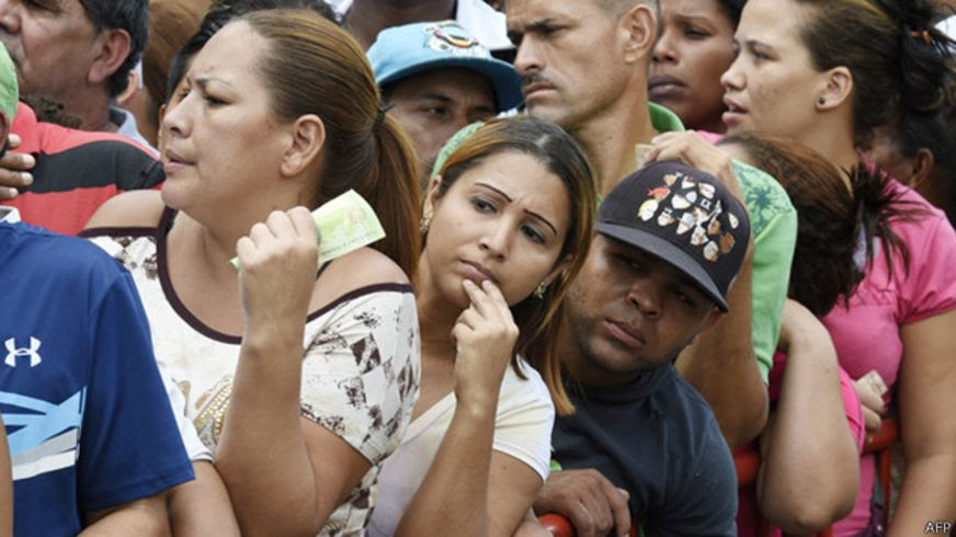 Venezolanos hacen cola
