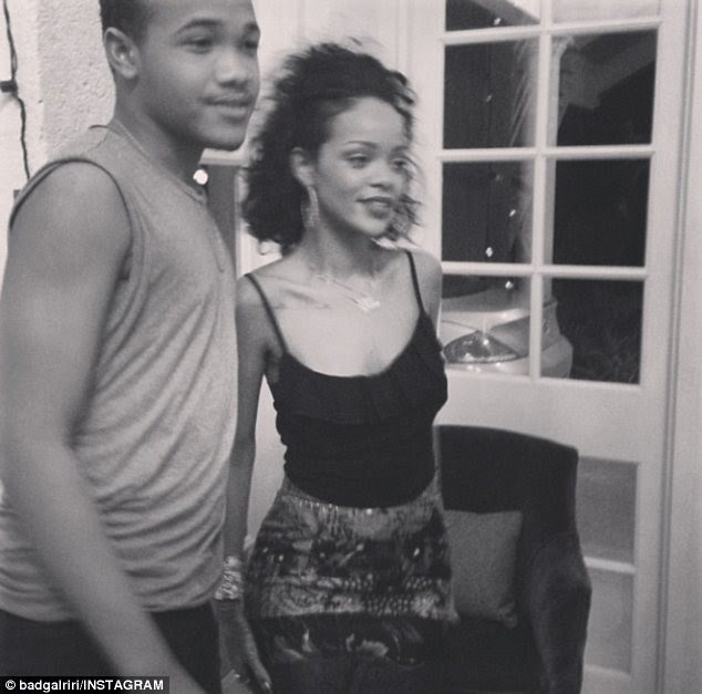 Apenas nós dois: Este snap bonito mostra Rihanna saindo com seu amado irmão mais novo Rajad em sua casa de família em Barbados