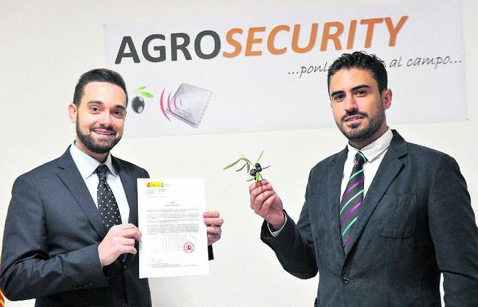 PROMOTORES. Ricardo Antonio Cárdenas sostiene la patente y Antonio Javier Berrio coge unas aceitunas.