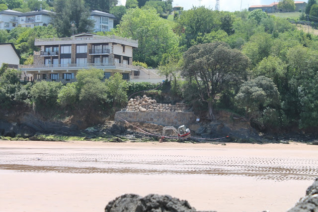 Imagen del chalé de la familia Atutxa en Mundaka, con la escollera que se está construyendo en la parte inferior.