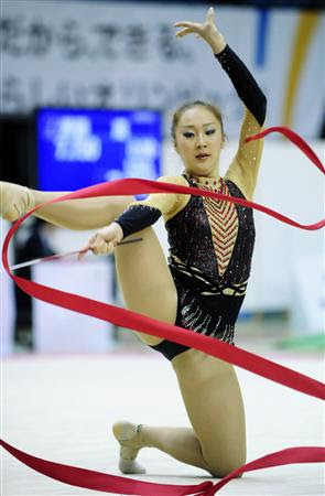 新体操 女子は日高が完全初ｖ 全日本選手権 女子個人総合で初優勝した日高舞のリボン 千葉ポートアリーナ 四国新聞社