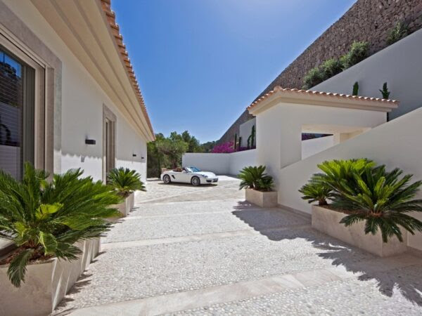 stone-paved-driveway