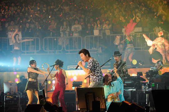 サザンオールスターズ 9年ぶりの年越しライブ開幕 新旧ヒット織り交ぜて34曲を熱演 Real Sound リアルサウンド