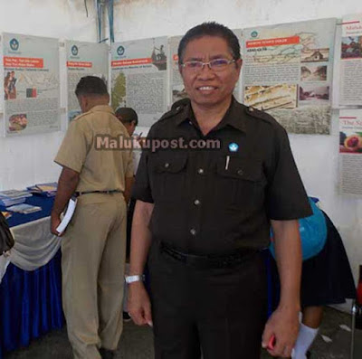 Ambon, Malukupost.com - Balai Pelestarian Nilai Budaya (BPNB) Maluku menggelar dialog budaya jalur rempah Maluku pusat peradaban dunia sebagai upaya memperkenalkan potensi rempah Maluku kepada generasi muda. "Dialog budaya jalur rempah merupakan kegiatan yang mendapat perhatian serius dari Ditjen Pendidikan dan Kebudayaan Kementerian Pendidikan dan Kebudayaan (Kemendikbud)," kata Kepala BPNB Maluku, Stevanus Tiwery, di Ambon, Rabu (21/9). Dialog ini diharapkan akan mendapat kajian dan hasil inventarisasi guna muatan tentang jalur rempah di Maluku Menurut dia, Maluku di masa lampu terkenal dengan rempah -rempah yang membuat bangsa di dunia berkeinginan untuk menguasai kekayaan rempah di daerah ini seperti cengkeh, pala dan koli. Kekayaan rempah di Maluku tersebut, hendaknya dapat diperkenalkan kepada generasi muda melalui upaya menggerakkan jalur rempah di Maluku ke kondisi saat ini agar dapat dimanfaatkan dengan baik. "Upaya tersebut dapat dilakukan melalui festival kuliner Maluku yang ada kaitan dengan rempah-rempah. Hal ini dilakukan guna meningkatkan pemahaman dan kesadaran masyarakat," katanya. Hal terpenting, kata Stevanus adalah bagaimana upaya menanamkan nilai di masa lampau ketika jalur rempah itu dilakukan, dengan satu tujuan adalah menemukan daerah penghasil rempah seperti cengkeh, pala dan koli yang dapat ditemukan di Ternate dan Banda. "Hal lainnya adalah manfaat dan nilai yang ingin didapat bukan hanya nilai ekonomis. Terpenting, manfaat rempah tersebut bagi pengobatan dan kebutuhan sehari-hari," ujarnya. Dijelaskannya, kegiatan dialog ini juga diupayakan menanamkan sejarah tentang rempah bagi generasi muda, bahwa pada masa lampau jalur rempah dimanfaatkan untuk potensi pariwisata. "Pada saat itu jalur transportasi masih sulit, tetapi orang bisa menjangkau Maluku semata-mata sasarannya hasil bumi yakni cengkeh dan pala, tetapi juga mempengaruhi aspek kehidupan yang lain," tandasnya. Stevanus berharap, melalui kegiatan ini generasi muda dapat memahami bahwa pada masa lampau Maluku menjadi tujuan, dan saat ini bagaimana upaya mempersiapkan rempah-rempah dan potensi kekayaan alam dan kekayaan budaya yang lain. "Kekayaan alam dan budaya harus digerakkan untuk memberikan dukungan bagi prospek pembangunan Maluku kedepan terutama dibidang pariwisata, karena sektor ini sangat mendukung kegiatan pembangunan di daerah ini," tegasnya. (MP-3)