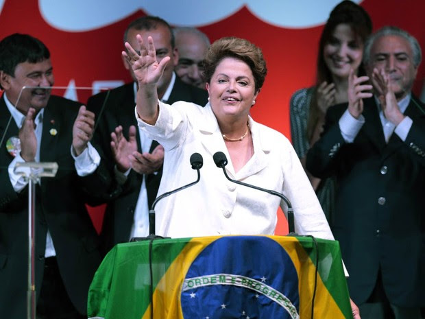 Dilma Rousseff acena para apoiadores celebrando sua reeleição ao lado do ex-presidente Lula em Brasília (Foto: Ueslei Marcelino/Reuters)
