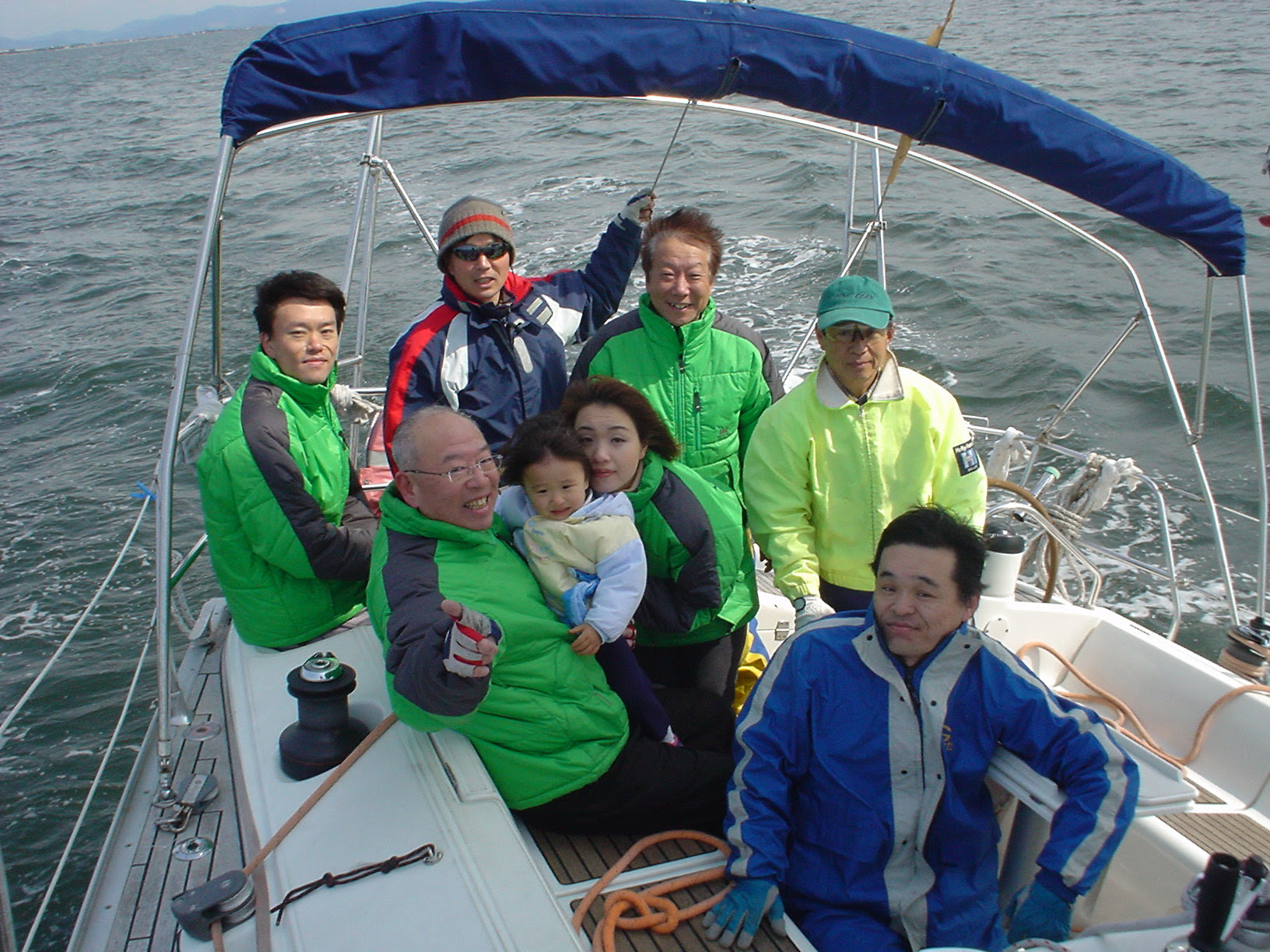 鈴木オーナー 次男鈴木順之さんご家族 後列右佐藤さん 加藤さん イエローjkt 植田さん ブルーjkt 毛糸の帽子私弥久保 生意気だねえ 撮影者ノースの大山さん Ying Chan 三島由紀夫の小説に出てくるタイの月光姫が船名の由来だそうです