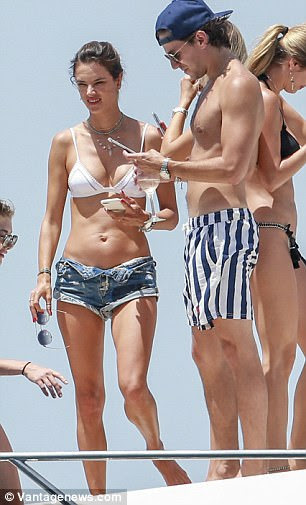 Hot mama! O corpo de biquini de Alessandra é ainda mais impressionante pelo fato de ser mãe de duas crianças - Anja, nove e Noé, cinco - com seu noivo Jamie