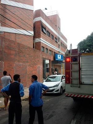 Fogo atingiu laboratório do hospital; chamas foram controladas rapidamente e ninguém se feriu (Foto: Rodrigo Couceiro/G1)