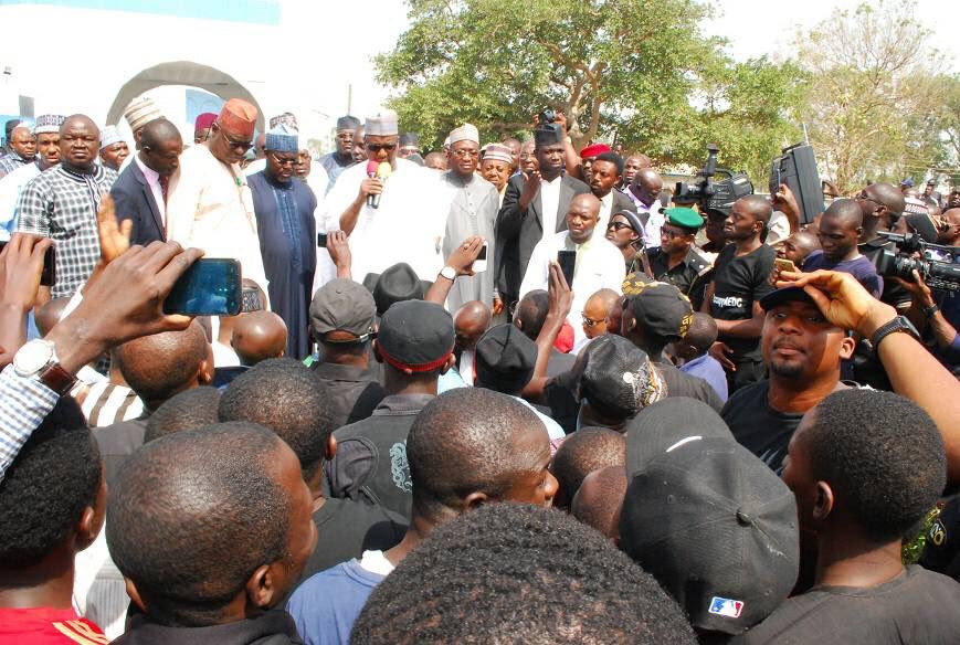 Governor Bello Addresses Protesters Over Poor Power Supply In Niger State (Pics) Governor Bello Addresses Protesters Over Poor Power Supply In Niger State (Pics)