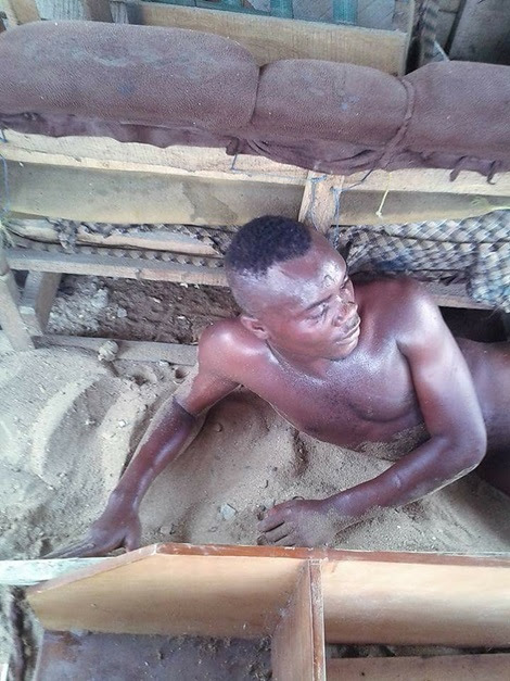 See What Angry Residents Did to an Armed Robber Caught in Sapele This Sunday Morning