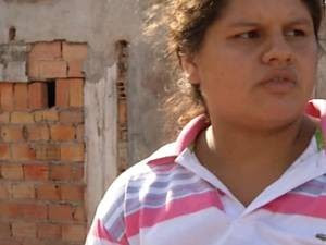 A dona de casa Kátia Fonseca, que jogou a filha pela janela para salvá-la do desabamento (Foto: Reprodução/ TV Liberal)