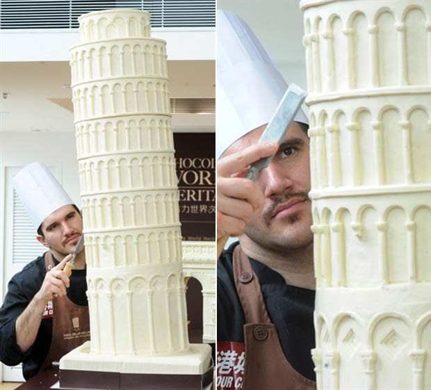 Em janeiro, o italiano Mirco Della criou uma réplica em escala menor da Torre de Pisa, famosa atração turística da Itália, feita com chocolate. A escultura foi apresentada em Hong Kong, na China, durante exposição internacional sobre chocolate. (Foto: Mike Clarke/AFP)