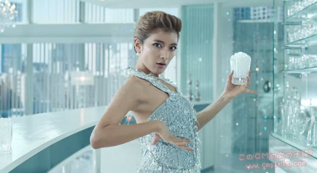 ローラ サントリー ジムビームのｃｍで クールバーボン をつくるかっこいい美女 このcmの女の子誰