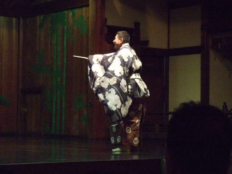 4 3 08掲載 By T H 花冷えの4月2日夜 住吉神社能楽堂で行われた 福岡市民狂言会に行きました 偶然行き合わせたりんりん らんらんさんのお2人 先日の還暦祝賀会にはここの拝殿へ 皆で参拝したのでしたね その節はいろいろとお世話になりまし