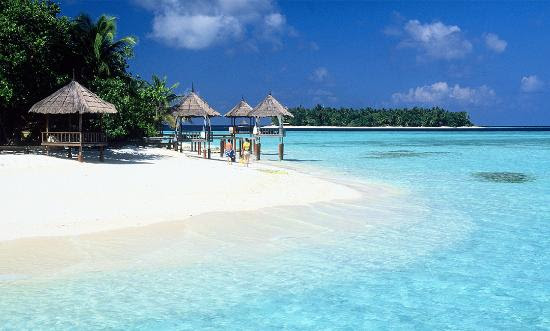 Pasir putih mengelilingi pulau ditambah beningnya air laut, membuat Maladewa tekenal dengan wisata
