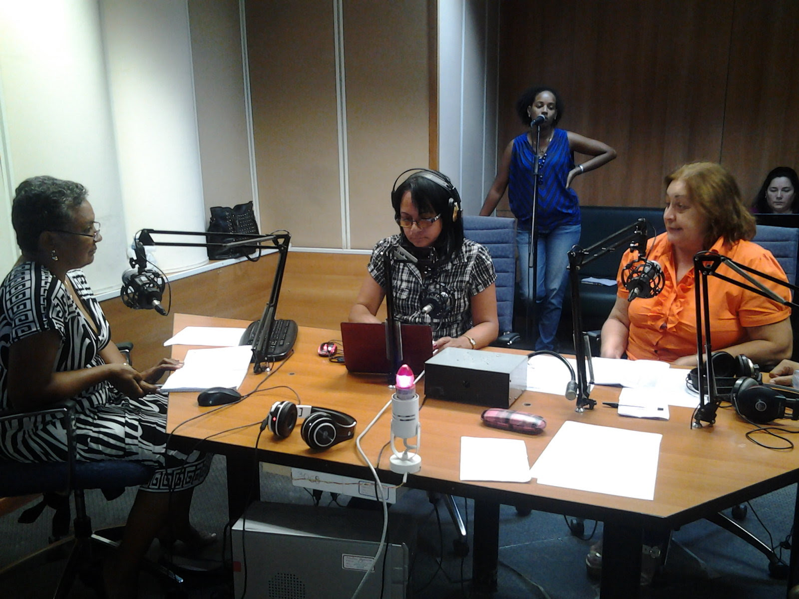 Directivos del CIMEX comparecen en el programa Haciendo Radio. Foto: Isel Quintana 