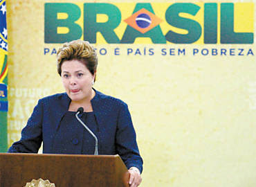 A presidente Dilma Rousseff se emociona ao discursar durante a cerimônia de instalação da Comissão da Verdade, no Palácio do Planalto