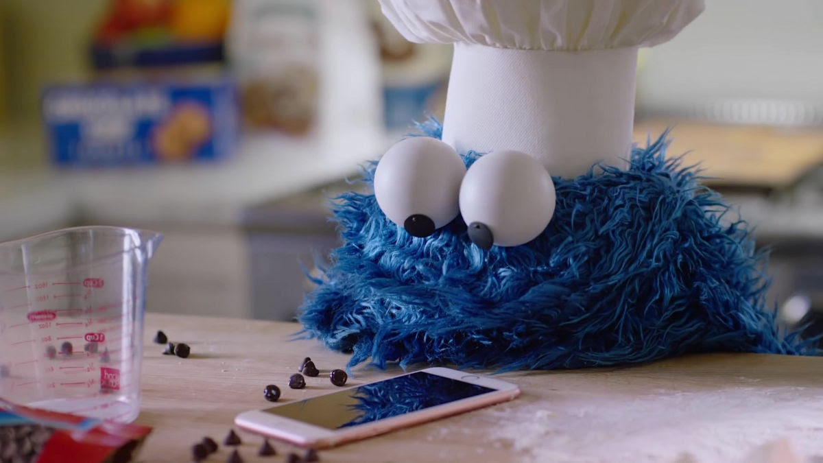 Cookie Monster Launches Siri On Iphone And Burns Cookie With Voice Command Apple Official Movie Timer Gigazine